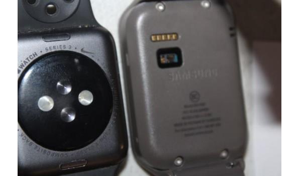 2 diverse smartwatches, werking niet gekend, zonder kabels, mogelijks Icloud locked